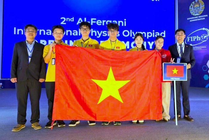 Đoàn Việt Nam tại Kỳ thi Olympic Vật lý quốc tế Al-Fergani 2026. Từ trái qua lần lượt là PGS.TS Phạm Văn Hải, em Trương Bá Chí Thành, em Lê Bá Tuấn Việt, em Tăng Hạo Nhiên, em Lê Hồng Nhân, tình nguyện viên và PGS.TS Nguyễn Công Toản.