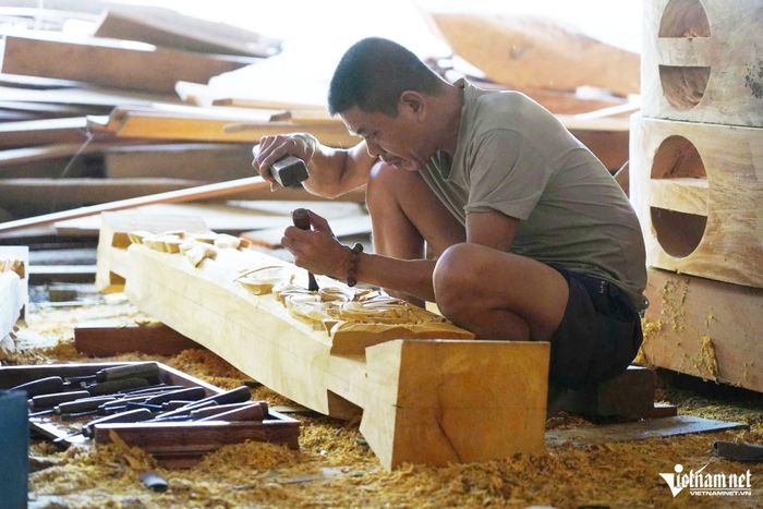 Trung bình mỗi ngày tại xưởng của ông Minh có khoảng 15 thợ chính làm việc.