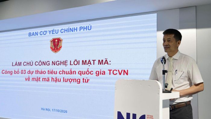 TS. Nguyễn Quốc Toàn, Viện trưởng Viện Khoa học - Công nghệ mật mã trình bày một số kết quả nghiên cứu, làm chủ công nghệ lõi mật mã và nội dung về 3 dự thảo tiêu chuẩn quốc gia về mật mã hậu lượng tử. Ảnh: Kim Liên