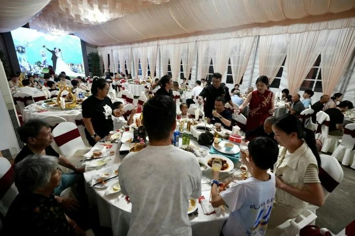 Toàn bộ nghi lễ chỉ gồm một bài phát biểu ngắn 41 giây của người cha, tiếp theo là lời chúc ngắn gọn "ăn uống ngon miệng" trước khi bữa ăn bắt đầu. Ảnh HK01