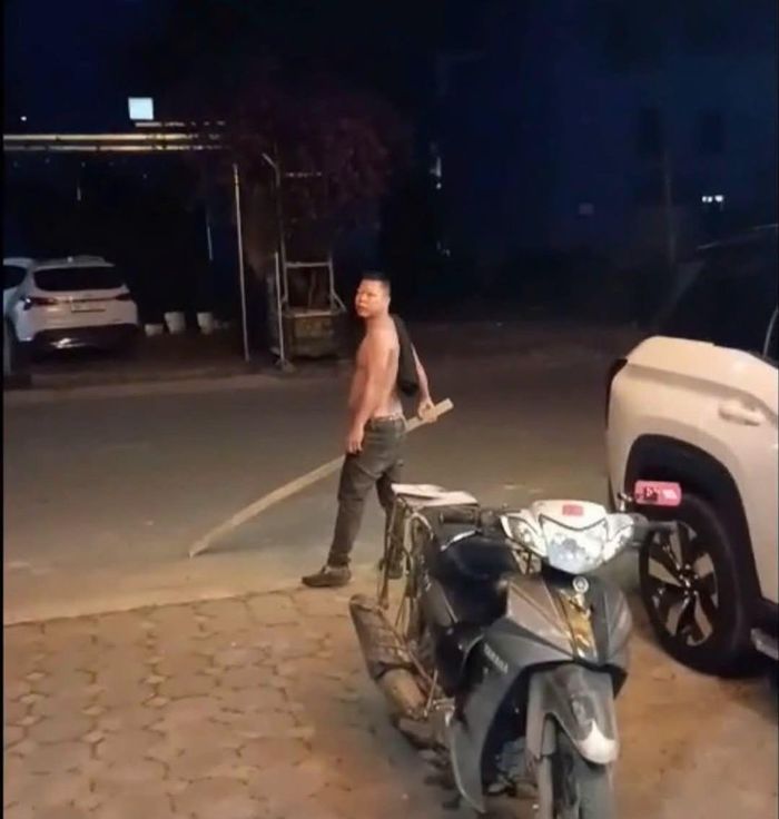Thanh kim loại Phạm Văn Toàn dùng đập phá kính ô tô. Ảnh: CACC.