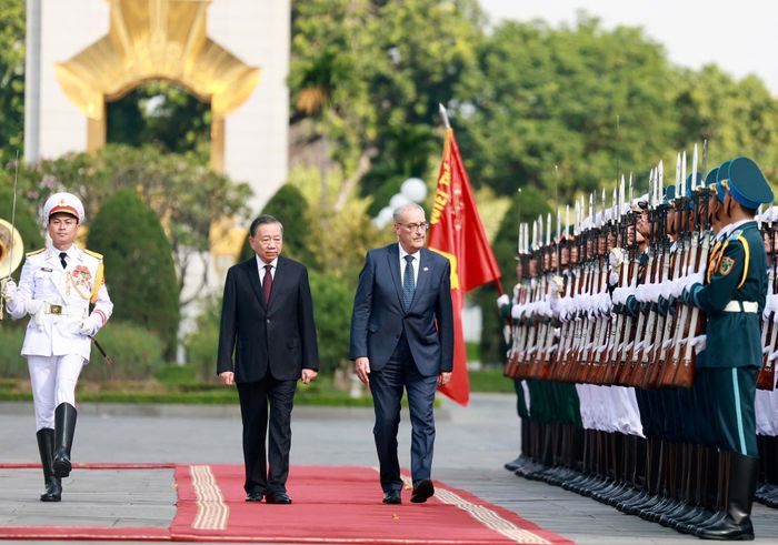 Hai nguyên thủ duyệt Đội danh dự Quân đội nhân dân Việt Nam