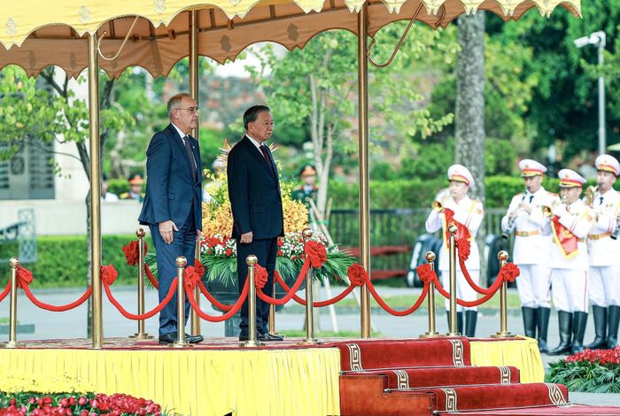 Tổng Bí thư, Chủ tịch nước Tô Lâm và Tổng thống Thụy Sĩ Guy Parmelin trên bục danh dự, thực hiện nghi thức chào cờ