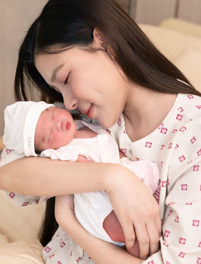 Diễn viên Thuý Diễm nâng niu con vừa chào đời.