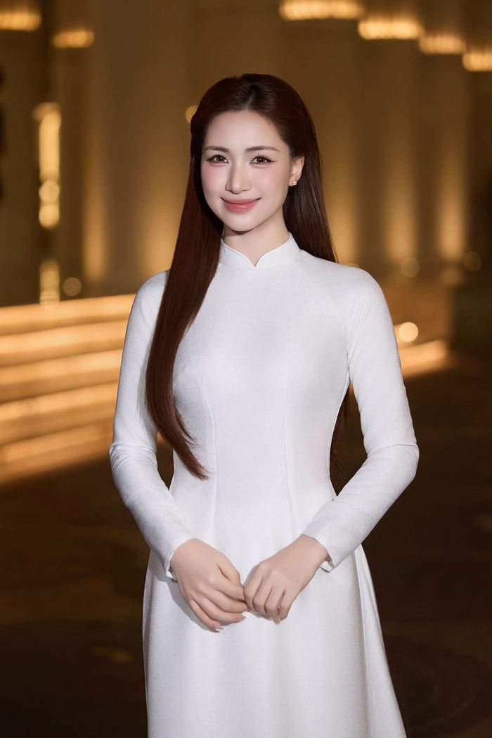 Ca sĩ Hòa Minzy đẹp tinh khôi.