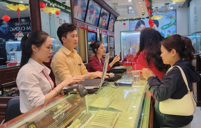 Theo quy định mới, khi thanh toán mua, bán vàng có giá trị từ 5 triệu đồng trong ngày trở lên, khách hàng phải thực hiện bằng phương tiện thanh toán không dùng tiền mặt. Ảnh: Đan Thanh