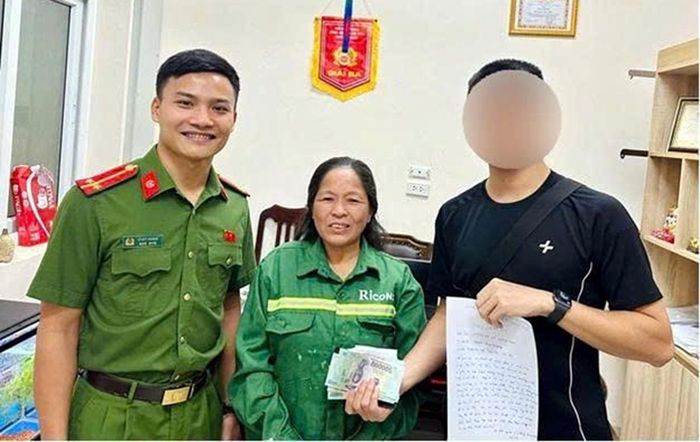 Công an xã Hưng Đạo cùng bà Sỹ Thị Thu trao trả tài sản cho người đánh rơi. Ảnh: CACC