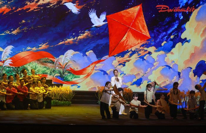 Một tiết mục giàu cảm xúc tại chương trình. Ảnh: Quang Vinh/Báo Đại Đoàn Kết