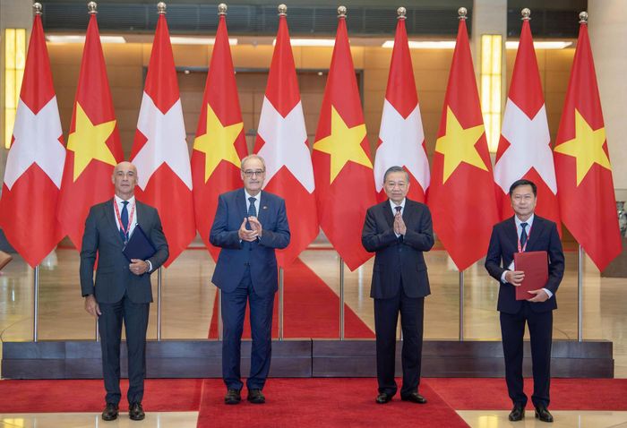 Tổng Bí thư, Chủ tịch nước Tô Lâm và Tổng thống Thụy Sĩ chứng kiến lễ trao một số văn kiện hợp tác giữa các bộ, ngành trong các lĩnh vực lao động, khoa học công nghệ, thương mại và phát triển đô thị