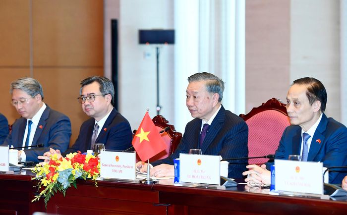 Tổng Bí thư, Chủ tịch nước Tô Lâm nhiệt liệt chào mừng Tổng thống Thụy Sĩ và phu nhân, trân trọng và đánh giá cao việc Thụy Sĩ là một trong các quốc gia phương Tây đầu tiên thiết lập quan hệ ngoại giao với Việt Nam cũng như tình cảm mà Tổng thống dành cho Việt Nam