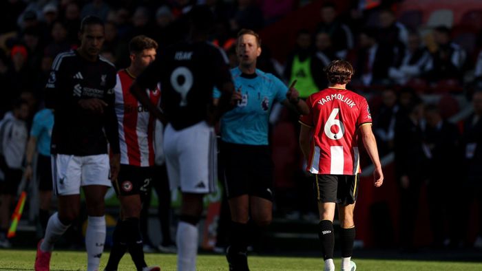 Phút bù giờ hiệp một, Brentford chỉ còn chơi với 10 người, khi Yarmoluk bị đuổi khỏi sân