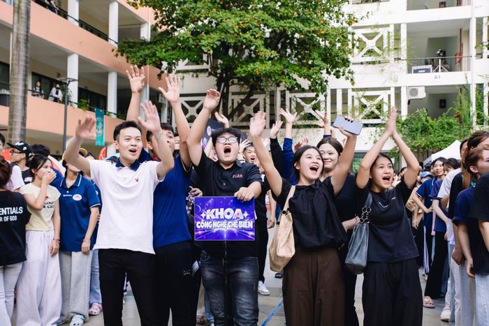Các hoạt động team building giúp nâng cao tinh thần đoàn kết giữa các tân học sinh, sinh viên.