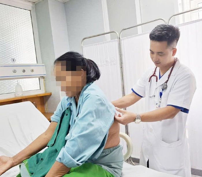 Bác sĩ thăm khám, kiểm tra sức khỏe cho bệnh nhân sau khi điều trị.