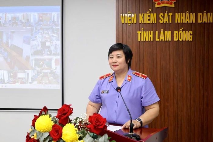  Đồng chí Mai Thị Nam, Vụ trưởng Vụ 12 VKSND tối cao truyền đạt chuyên đề tại Hội nghị.