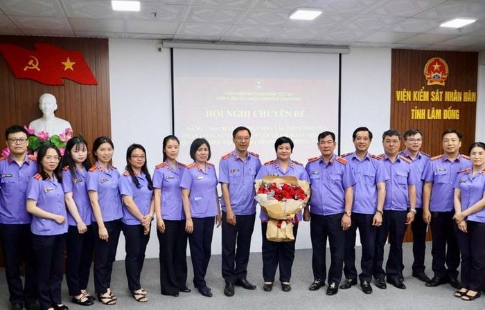  Các đại biểu dự Hội nghị chụp ảnh lưu niệm.