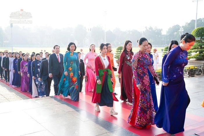  Các đại biểu vào Lăng viếng Chủ tịch Hồ Chí Minh. Ảnh: CTTĐT Quốc hội