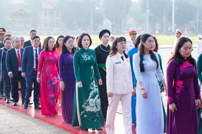   Các đại biểu vào Lăng viếng Chủ tịch Hồ Chí Minh. Ảnh: CTTĐT Quốc hội