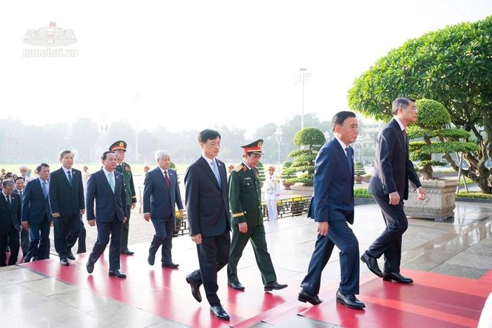  Lãnh đạo Đảng, Nhà nước, Mặt trận Tổ quốc Việt Nam và các đại biểu Quốc hội vào Lăng viếng Chủ tịch Hồ Chí Minh trước Kỳ họp thứ hai, Quốc hội khoá XVI. Ảnh: CTTĐT Quốc hội