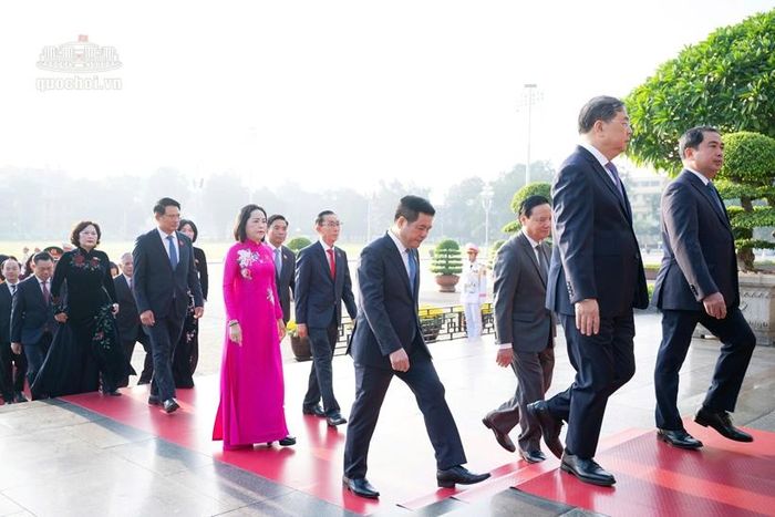  Lãnh đạo Đảng, Nhà nước, Mặt trận Tổ quốc Việt Nam và các đại biểu Quốc hội vào Lăng viếng Chủ tịch Hồ Chí Minh trước Kỳ họp thứ hai, Quốc hội khoá XVI. Ảnh: CTTĐT Quốc hội