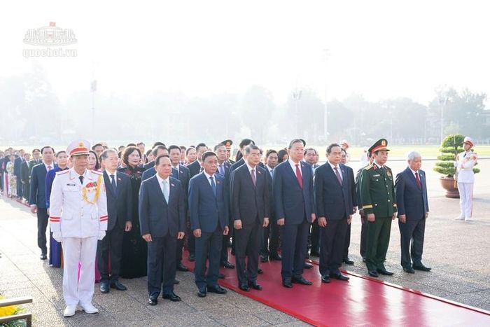  Tổng Bí thư, Chủ tịch nước Tô Lâm, Thủ tướng Chính phủ Lê Minh Hưng, Chủ tịch Quốc hội Trần Thanh Mẫn và các đại biểu Quốc hội vào Lăng viếng Chủ tịch Hồ Chí Minh. Ảnh: CTTĐT Quốc hội