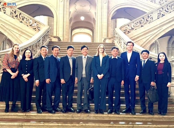 Đoàn công tác VKSND tối cao Việt Nam tại Tại Toà án Bang Berlin.