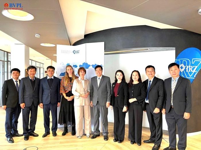 Đồng chí Nguyễn Quang Dũng, Phó Viện trưởng VKSND tối cao và đoàn công tác cùng với bà Angela Schmeink, Quản lý Chương trình khu vực của IRZ.