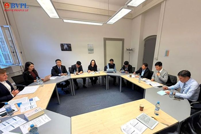 Đoàn làm việc tại Toà án Bang Berlin.