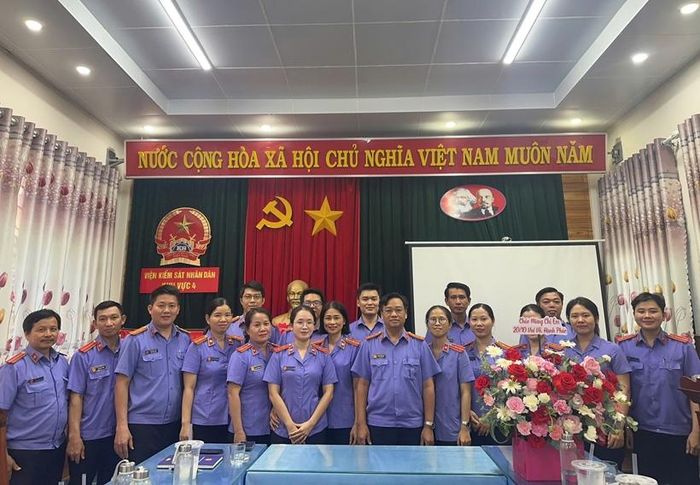 Lãnh đạo và công chức VKSND khu vực 4 Gia Lai chúc mừng đồng nghiệp nữ trong đơn vị.