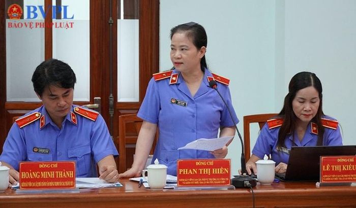  Đồng chí Phan Thị Hiền, Kiểm sát viên cao cấp, Phó Vụ trưởng Vụ Công tố và kiểm sát điều tra án ma túy, trình bày dự thảo kết luận kiểm tra.