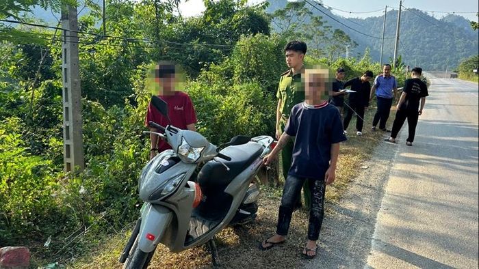  Thực nghiệm hiện trường các đối tượng thực hiện hành vi trộm cắp xe mô tô. Ảnh: CALS