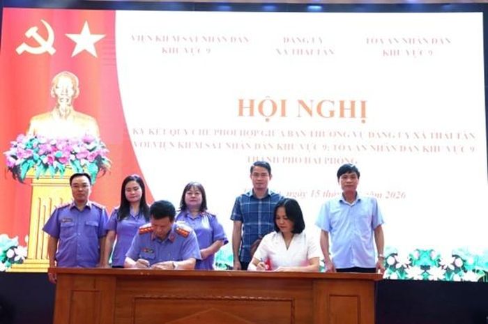  Tập thể lãnh đạo VKSND khu vực 9, TP Hải Phòng và Ban Thường vụ Đảng ủy xã Thái Tân ký kết Quy chế phối hợp.