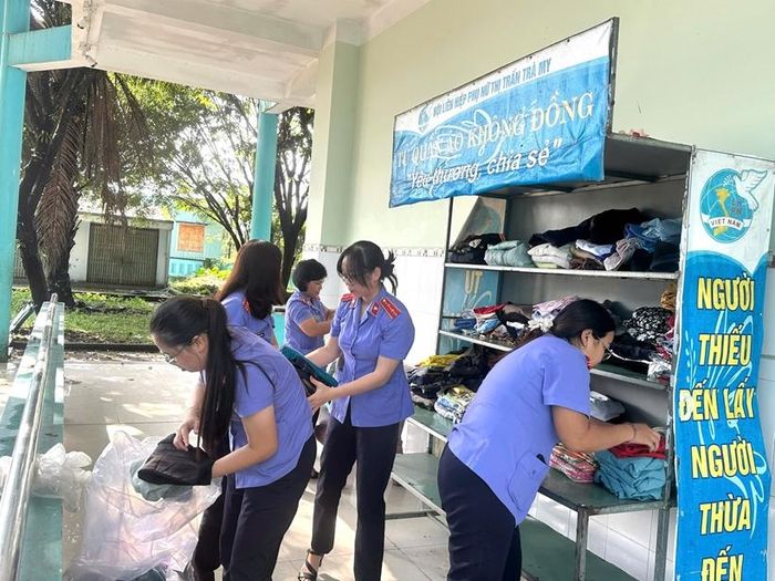  Hội Phụ nữ VKSND khu vực 8, TP Đà Nẵng chuẩn bị những bộ quần áo ấm để gửi tặng người dân.