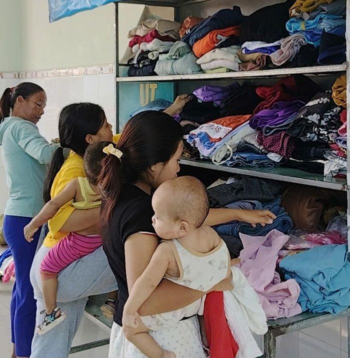  Người dân đến nhận quần áo.