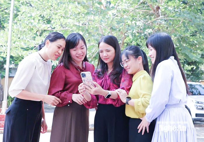 Cán bộ phường Tây Hiếu trao đổi việc tuyên truyền trên nền tảng số. Ảnh: Mai Hoa