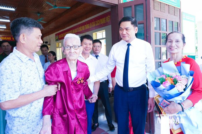 Đồng chí Hoàng Nghĩa Hiếu - Phó Bí thư Thường trực Tỉnh ủy, Chủ tịch HĐND tỉnh gặp gỡ, trao đổi với đảng viên cao tuổi tại xã Quỳnh Thắng. Ảnh: Mai Hoa