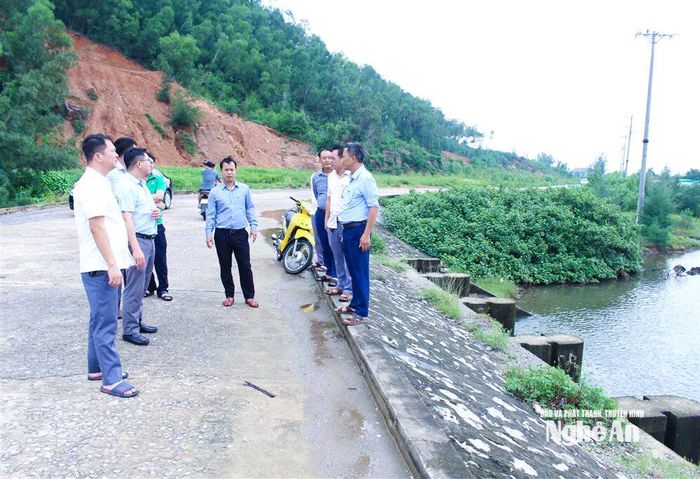 Cán bộ xã Quỳnh Anh kiểm tra, khảo sát hạ tầng giao thông và thuỷ lợi trên địa bàn. Ảnh: Mai Hoa
