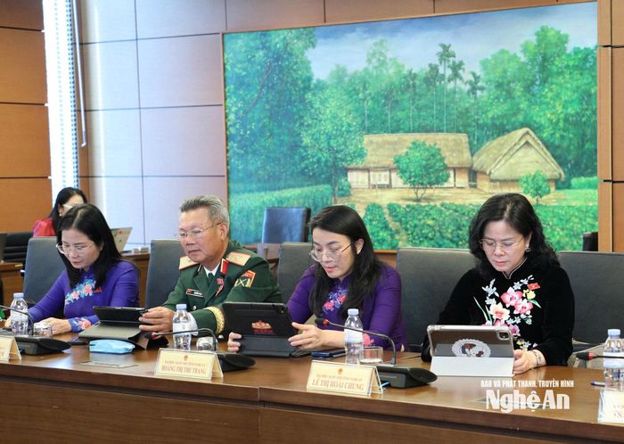 Đại biểu Quốc hội đoàn tỉnh Nghệ An tham gia thảo luận tổ. Ảnh: Khánh Duy
