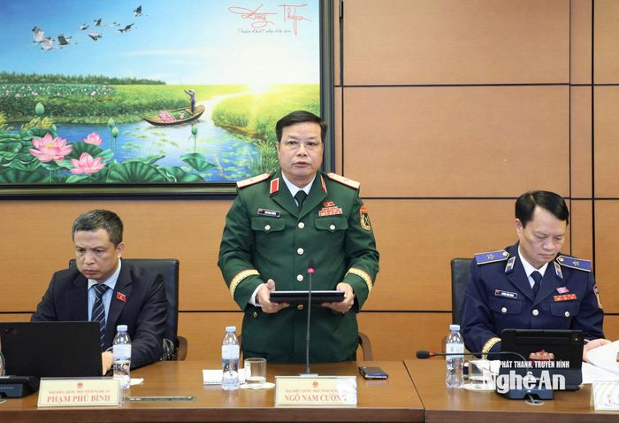 Đại biểu Ngô Nam Cường - Phó Tư lệnh Quân khu 4 tham gia thảo luận tổ. Ảnh: Khánh Duy