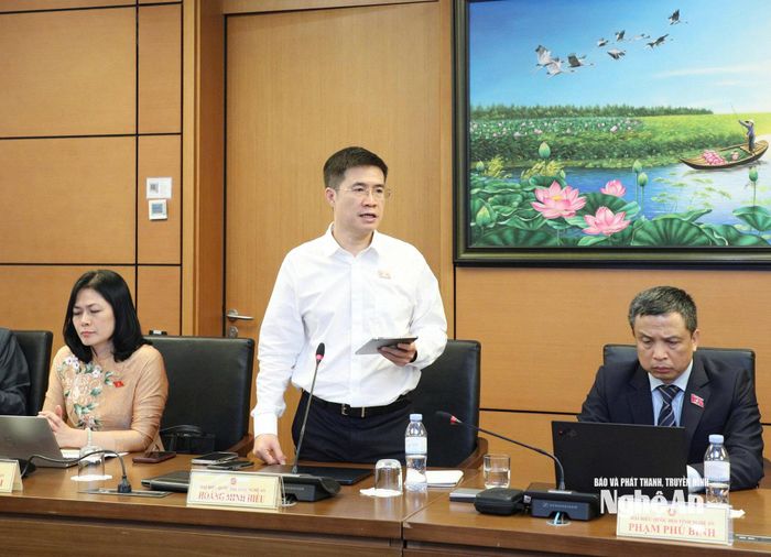 Đại biểu Hoàng Minh Hiếu - Ủy viên chuyên trách Ủy ban Pháp luật và Tư pháp của Quốc hội tham gia thảo luận tổ. Ảnh: Khánh Duy