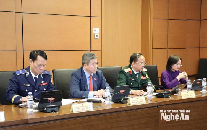 Đại biểu Quốc hội đoàn tỉnh Nghệ An tham gia thảo luận tổ. Ảnh: Khánh Duy