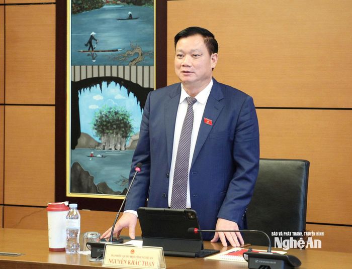 Đồng chí Nguyễn Khắc Thận - Ủy viên Trung ương Đảng, Bí thư Tỉnh ủy, Trưởng Đoàn ĐBQH tỉnh Nghệ An định hướng nội dung thảo luận tổ. Ảnh: Khánh Duy