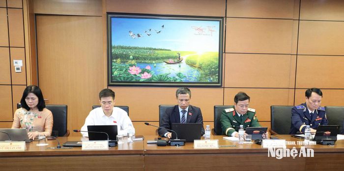 Các đại biểu Quốc hội tỉnh Nghệ An tham dự thảo luận tổ. Ảnh: Khánh Duy
