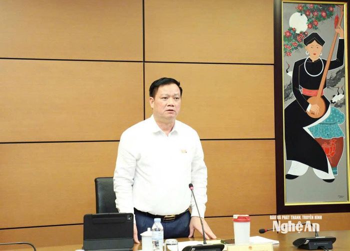 Đồng chí Nguyễn Khắc Thận - Ủy viên Trung ương Đảng, Bí thư Tỉnh ủy, Trưởng Đoàn ĐBQH tỉnh Nghệ An định hướng nội dung thảo luận tổ. Ảnh: Khánh Duy