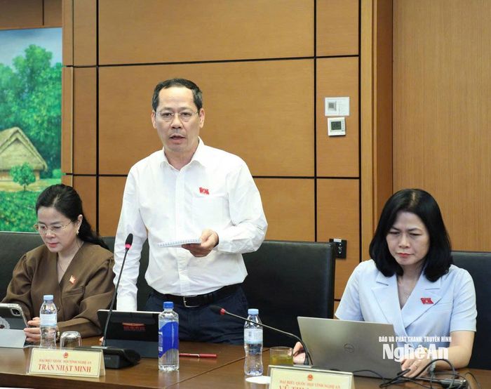 Đại biểu Quốc hội chuyên trách Trần Nhật Minh tham gia thảo luận tổ. Ảnh: Khánh Duy