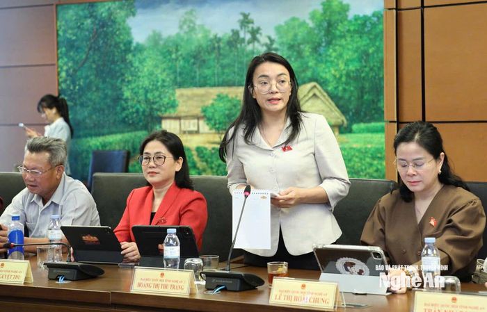 Đại biểu Hoàng Thị Thu Trang - Giám đốc Sở Tư pháp tham gia thảo luận tổ. Ảnh: Khánh Duy