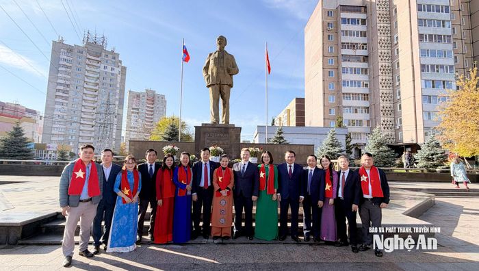 Đoàn chụp ảnh lưu niệm trước tượng đài Chủ tịch Hồ Chí Minh tại Ulyanovsk. Ảnh: P.V