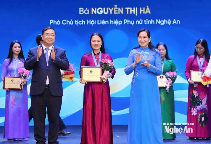 Đồng chí Nguyễn Thị Hà - Phó Chủ tịch Hội LHPN tỉnh Nghệ An vinh dự được Trung ương Hội LHPN Việt Nam trao Giải thưởng Nguyễn Thị Định lần thứ hai. Ảnh: Hội LHPN tỉnh Nghệ An cung cấp