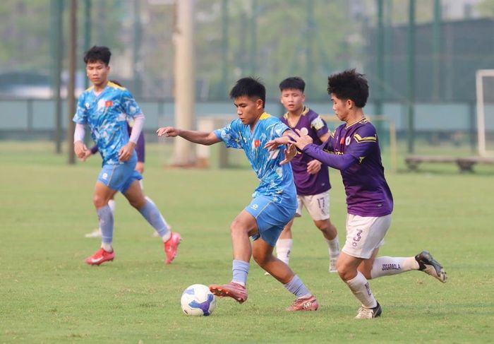 Tiền vệ Nguyễn Minh Thùy (áo xanh đang đi bóng) là cầu thủ chắc suất dự U17 World Cup nhất trong số 3 cầu thủ đến từ CLB Sông Lam Nghệ An. Ảnh: VFF