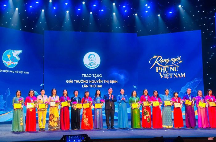 Trung ương Hội LHPN Việt Nam trao Giải thưởng Nguyễn Thị Định cho 32 cán bộ hội xuất sắc toàn quốc.