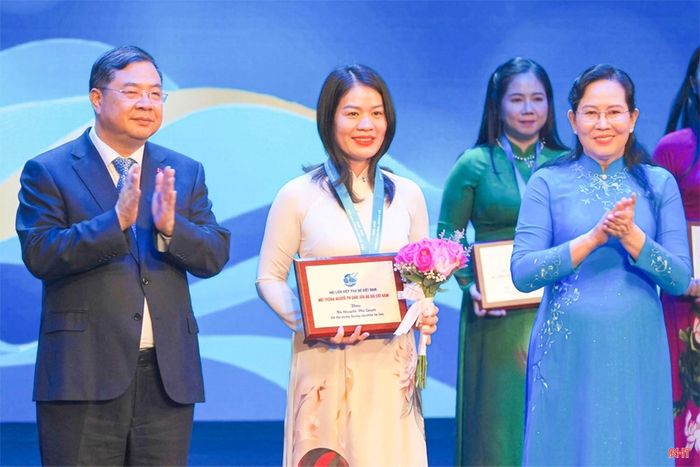 Chị Nguyễn Thị Quyên - Phó Chủ tịch Hội LHPN Hà Tĩnh nhận Giải thưởng Nguyễn Thị Định.